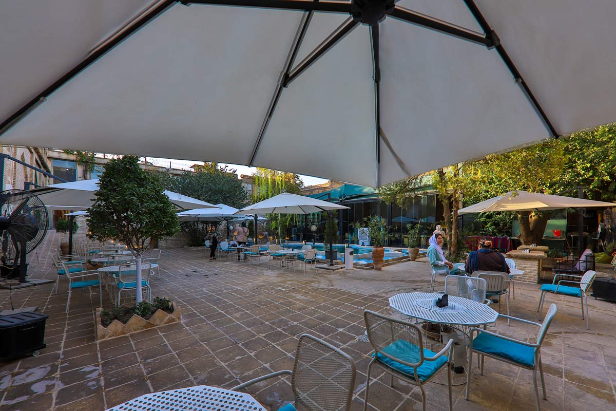 حیاط رستوران (نمای شرقی)